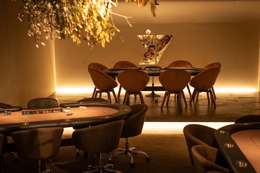 SECOND NUTS 店内 ポーカーテーブルとおしゃれな内装