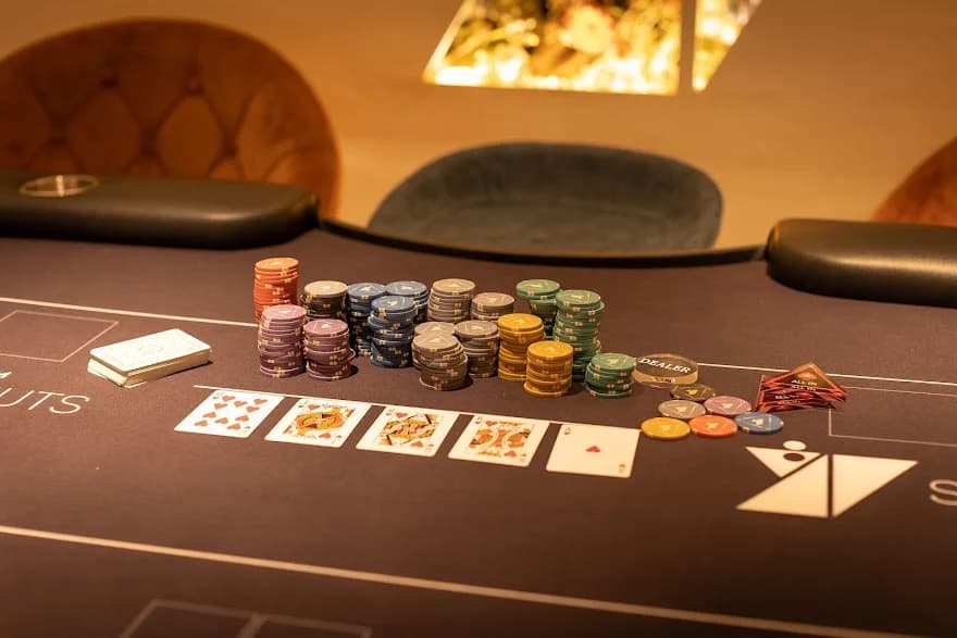 SECOND NUTS ポーカーテーブル上のチップとカード