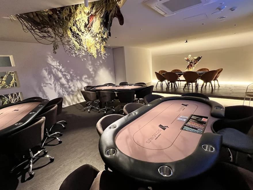 SECOND NUTS 店内全景 複数のポーカーテーブル